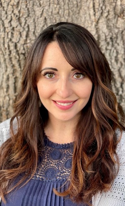 danielle-headshot-400×660